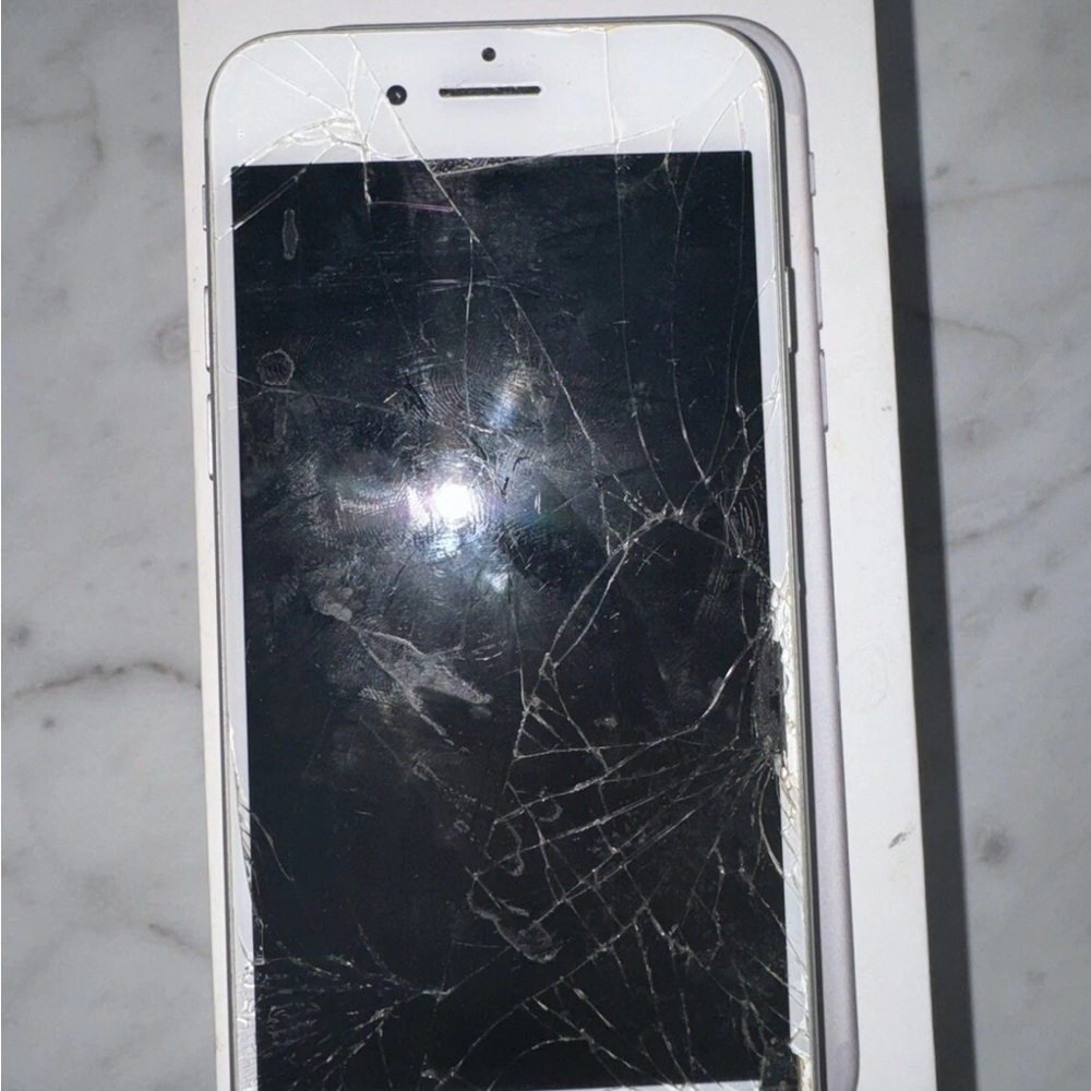 Apple iPhone 7 32g - Silver and Black